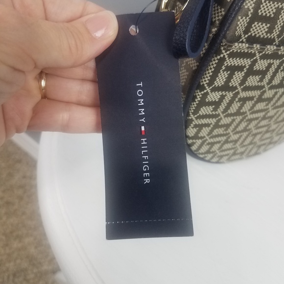 NWT Tommy Hilfiger Round Crossbody Purse - Picture 4 of 8